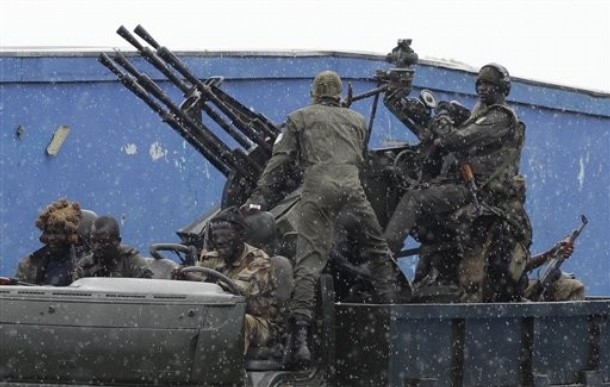 Le face-à-face militaire se poursuit à Abidjan